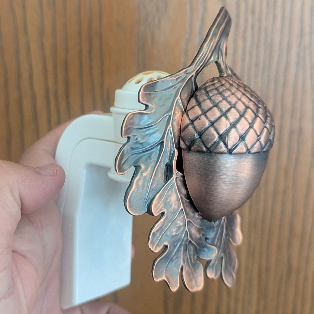 Bath & Body Works Wallflowers Acorn Oak Leaf Plug In Diffuser Bronze Fall Decor - Picture 8 of 10